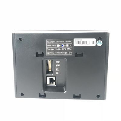 Les employés poinçonnent le horodateur biométrique de bureau d'empreinte digitale
